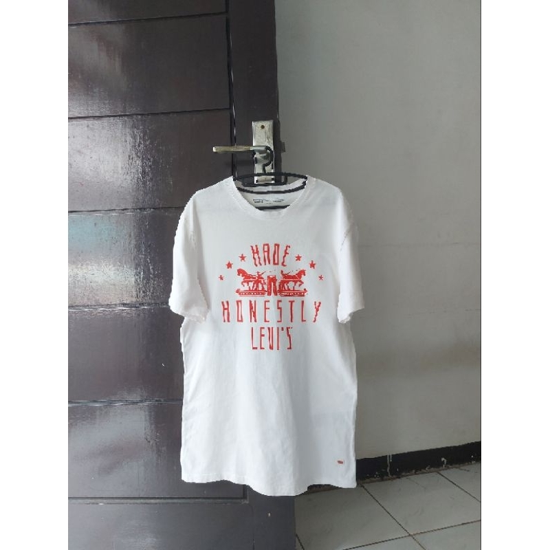 Kaos Putih Levis