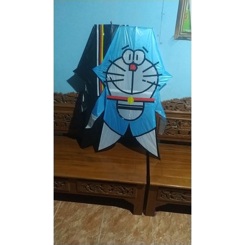 layangan bebean semi knockdown. motif doraemon lucu unik.tinggi 1meter.siap terbang.
