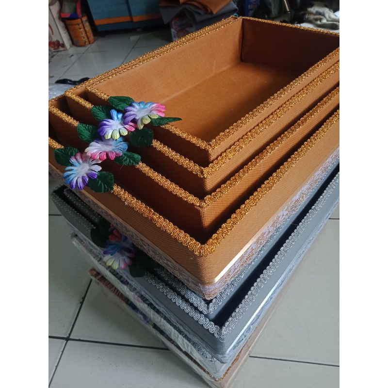 

Kotak Hantaran' 1set isi 4kotak,Seserahan Tanpa Tutup'Parcel Pernikahan,Lamaran. ( Random)