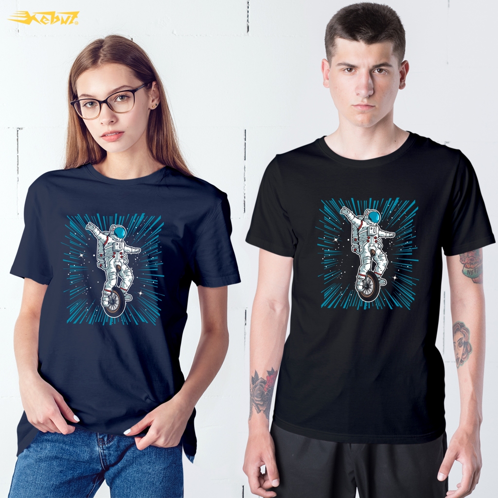 Kaos Astronauts Play Unicycle menyajikan gambaran yang menarik tentang astronot yang sedang bermain 