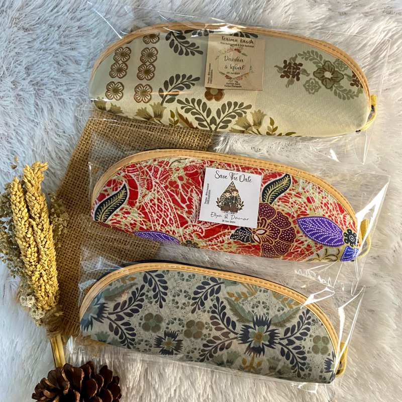 

Souvenir Pernikahan Tempat Pensil Batik Khas Jogja ( Uk 19 x 7 cm ) Oval Part 10