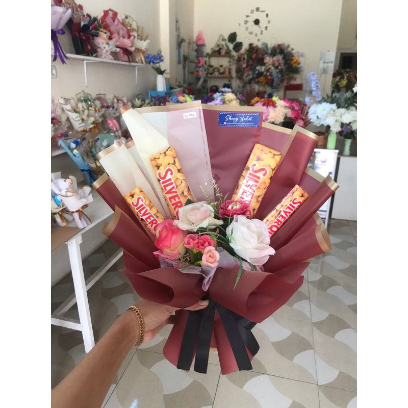 

buket coklat silverqueen dan bunga artificial jumbo