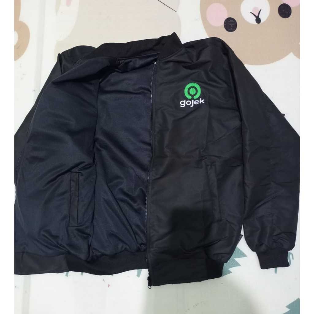 JAKET BOMBER GOJEK VS POLOS HITAM JAKET BOLAK BALIK READY SIZE JUMBO 4XL
