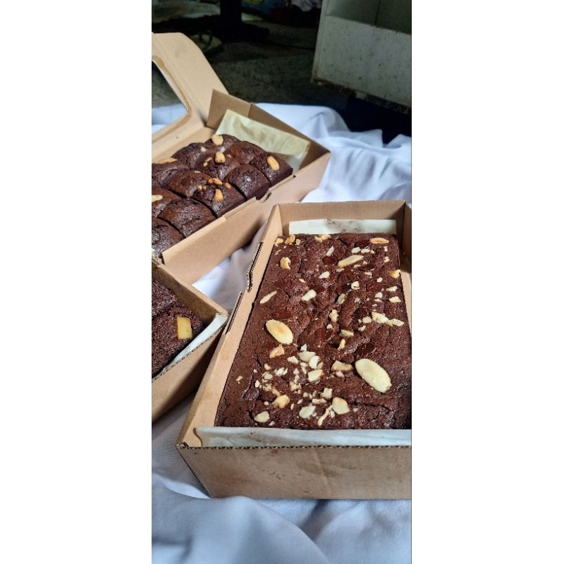 

Fudgy Brownies Kue brownis murah nyoklat 24 × 12