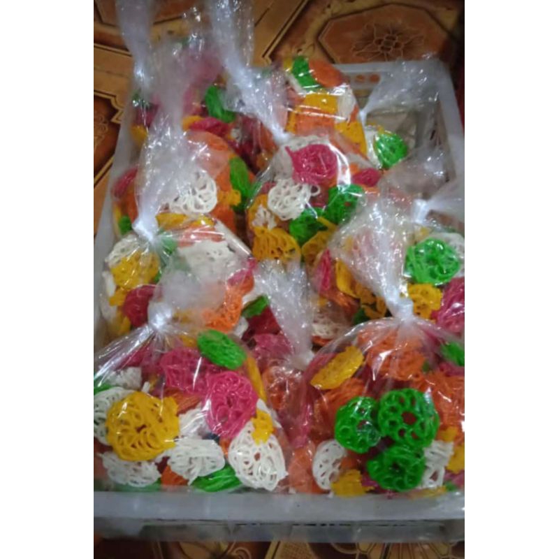 

Kerupuk mentah warna warni cemilan makan/krupuk seblak