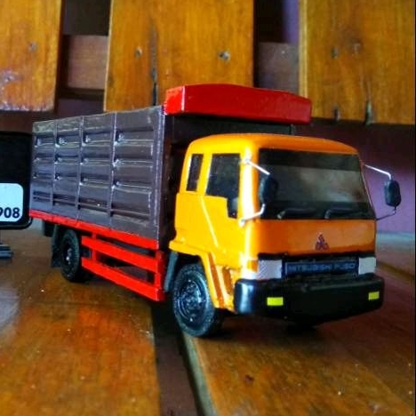 Miniatur truk Fuso