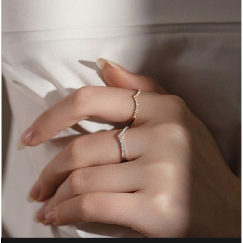 Cincin Titanium Fuji Viral motif V Permata Berkilau Berlapis Emas
