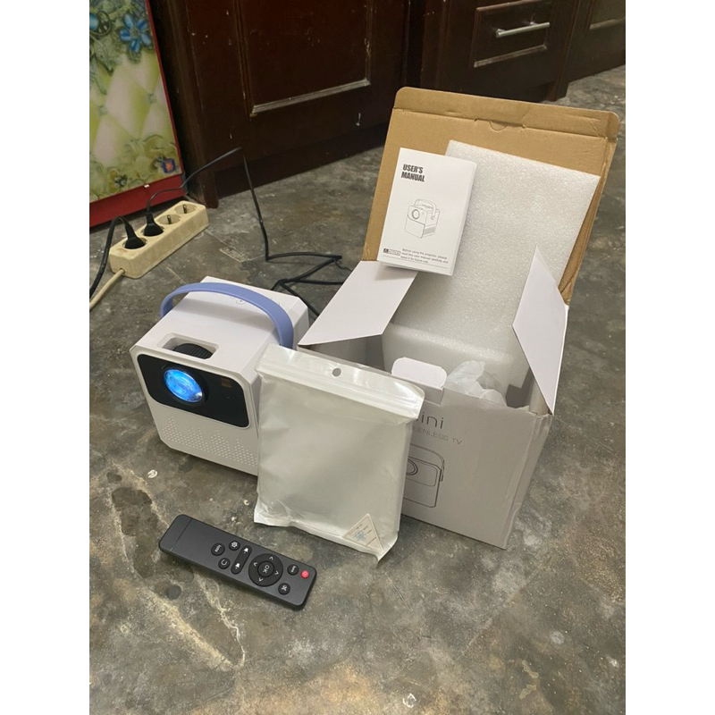 [PRELOVED Like New] M96 T2mini Proyektor Android TV 1080P Smart Projector 6000 Lumen Android 9.0 Ram