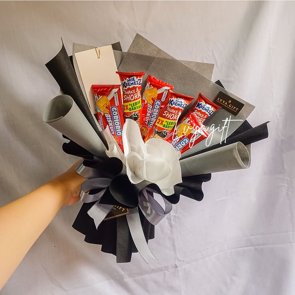 

LVYA.GIFT 411 7 BUKET SNACK MINI MIE SHOR GORIORIO BISKUIT FULO MERAH WRAPPING SPUNDBOND