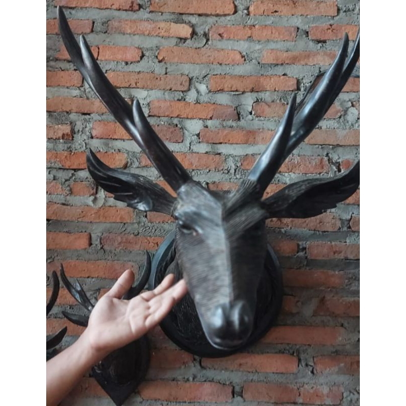 Patung Kepala Rusa Besar