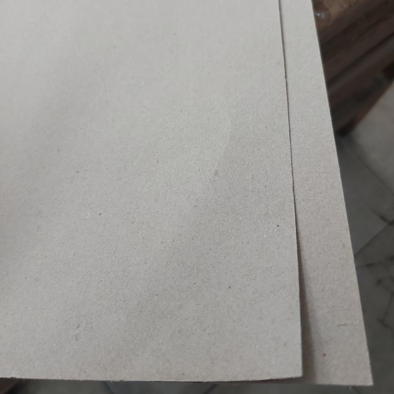 

Karton abu/coklat 100 x 120 cm perlembar warna random