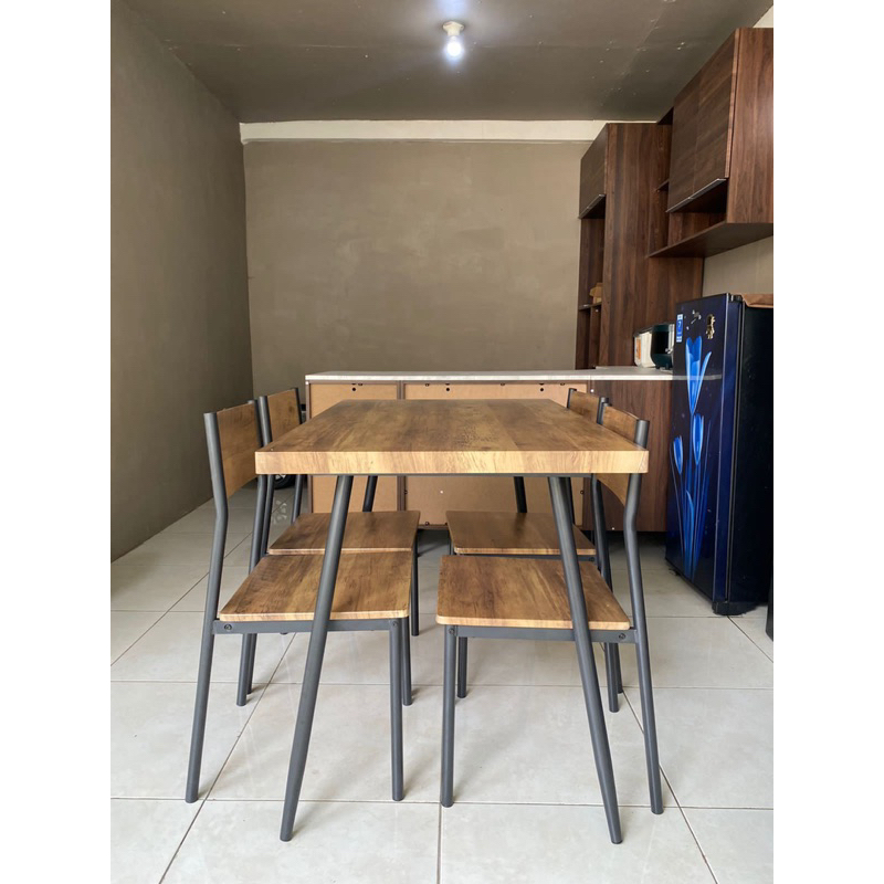 meja makan informa motif kayu 4 kursi