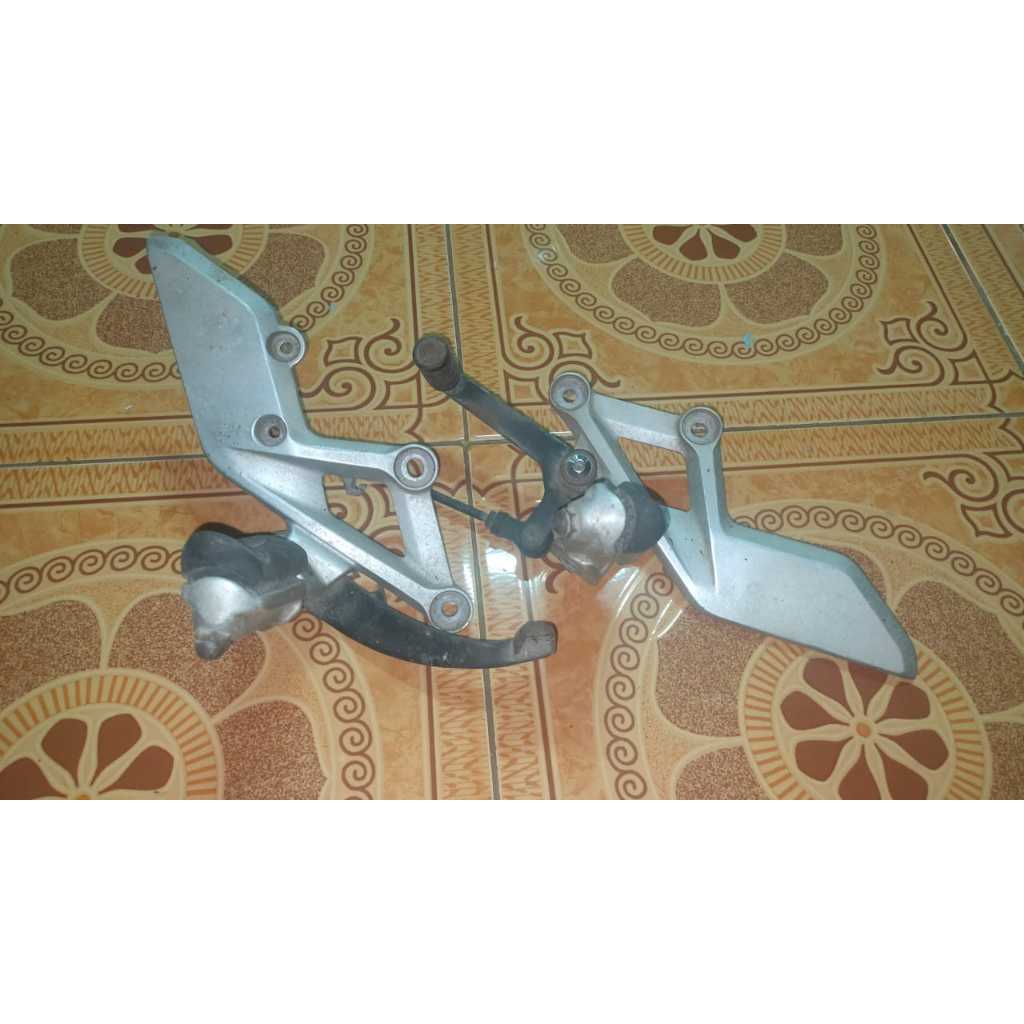 Footstep Pijakan Kaki Depan CBR 150R K45A Original Copotan Lampu 2 Belum LED