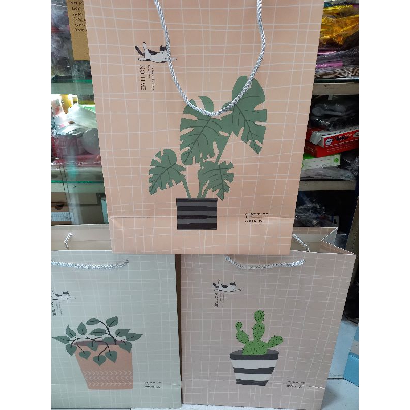 

PAPER BAG BESAR (29x12.5x38cm)