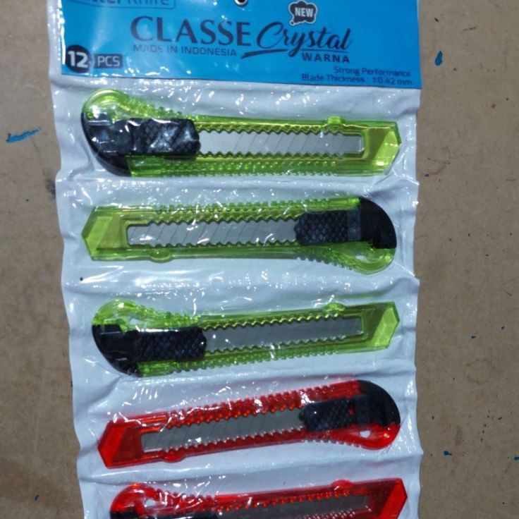 

Diskon Irit Pisau Cutter ukuran besar merk CLASSE Crystal 1renceng isi12pcs made in Indonesia Warnawarni transparan