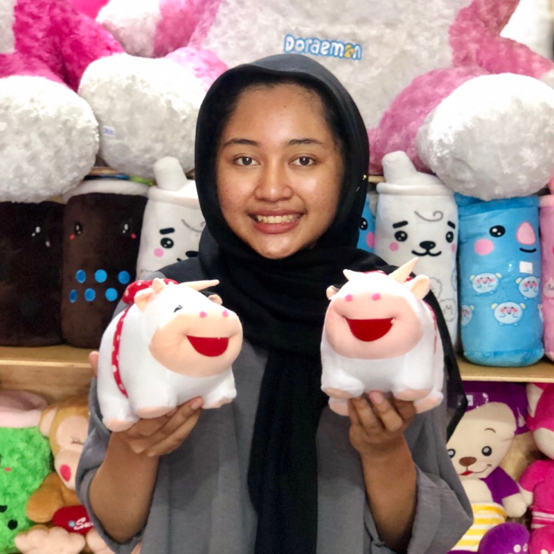 Boneka sapi mini korea duduk sapi pita besar lucu boneka karakter cow hitam putih mini one house par