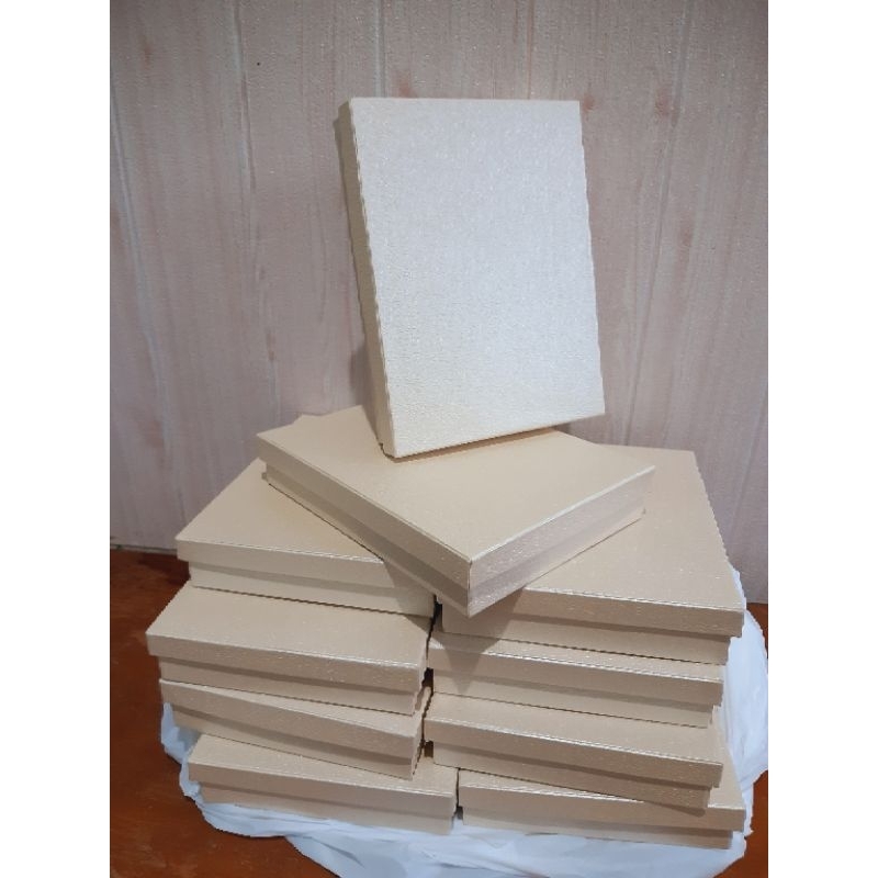 

Hardbox 23x17,5x4cm packing hijab baju/harbox/box kotak/kotak kado semarang