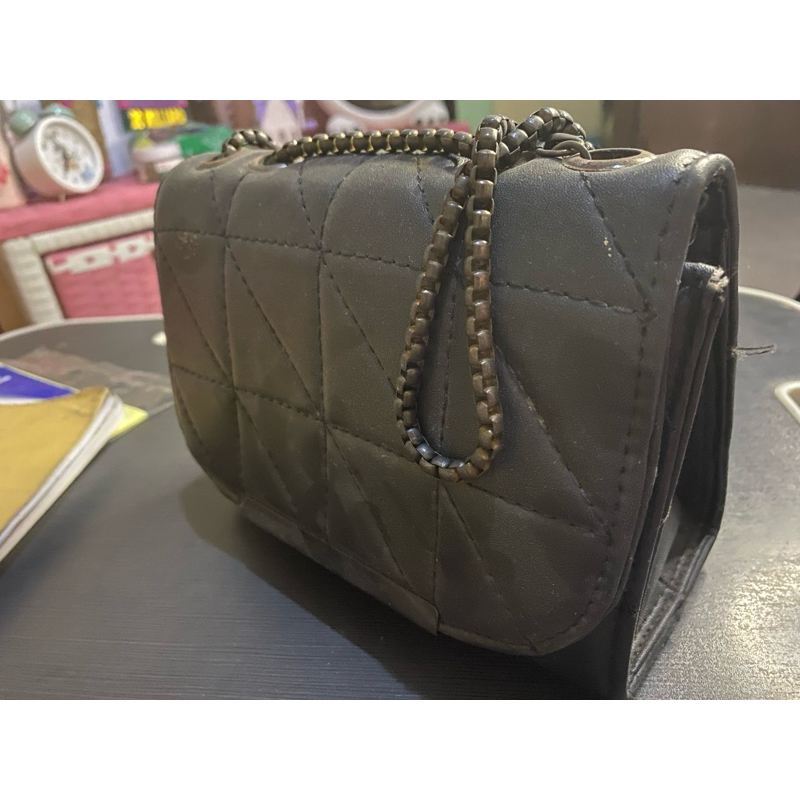 Tas Selempang Rantai Warna Hitam (Bekas)