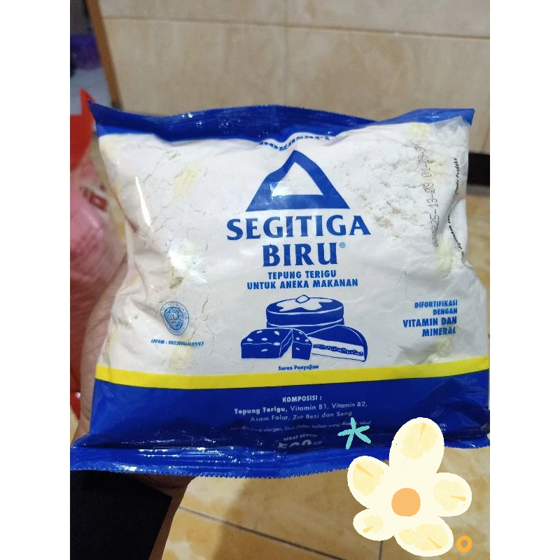 

Kemasan 500 gr Tepung terigu segitiga biru Bogasari 500 gram