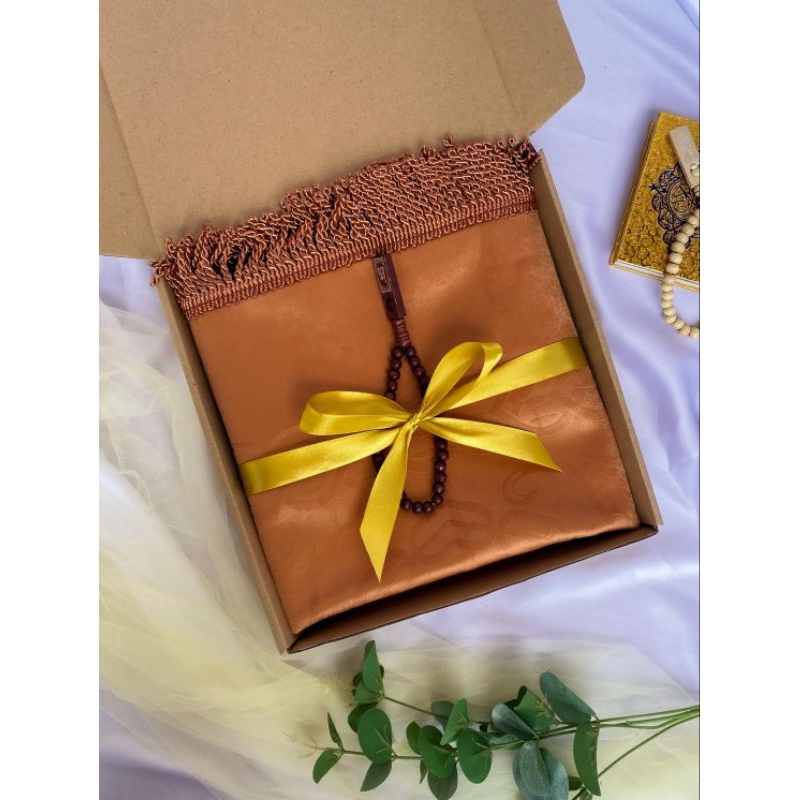 

HAMPERS BOX SAJADAH SUEDE MURAH SOUVENIR PENGAJIAN
