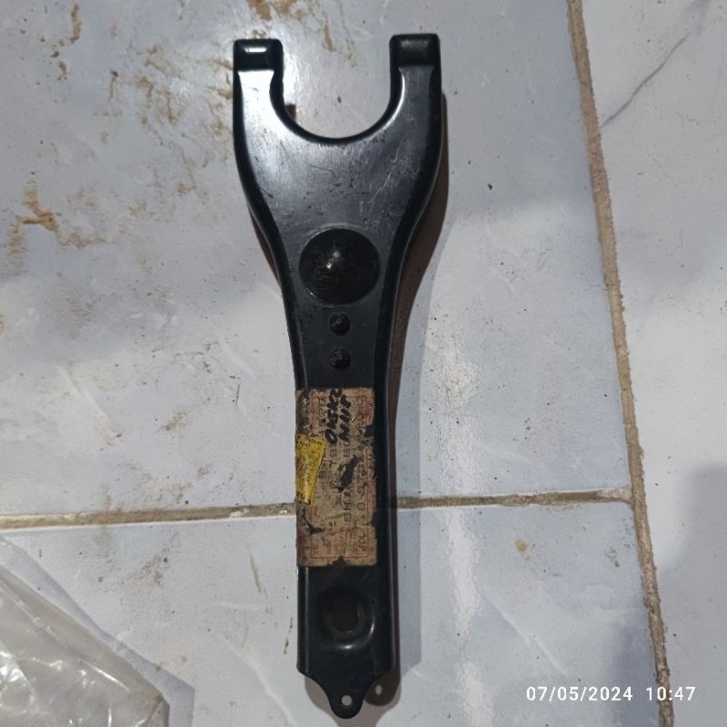 garpu kopling isuzu elf nhr55 nhr 55 ASLI ORIGINAL garpu kopling elf nhr55 new euro lebar besar