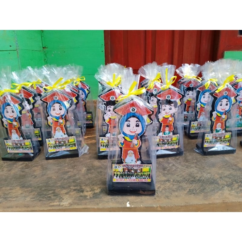 PLAKAT WISUDA KAYU MURAH-SOUVENIR WISUDA TK/KB/PAUD/RA
