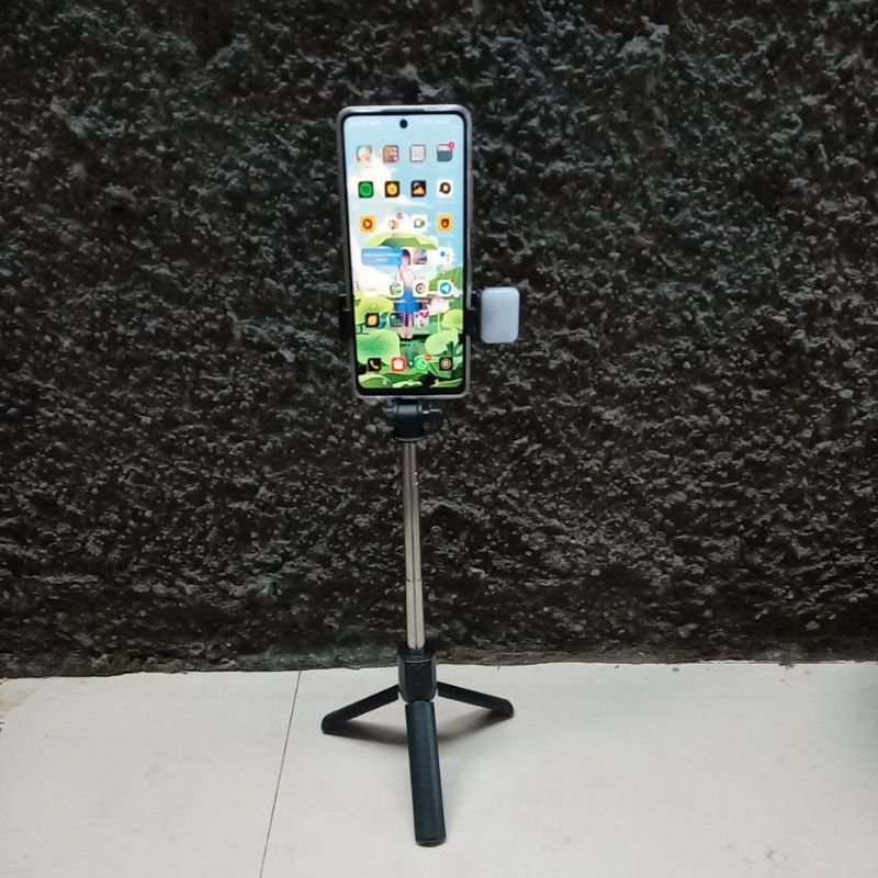 Tongsis hp dengan lampu murah