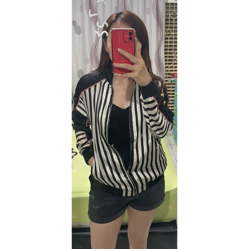 Jaket Garis Bermotif Hitam Putih