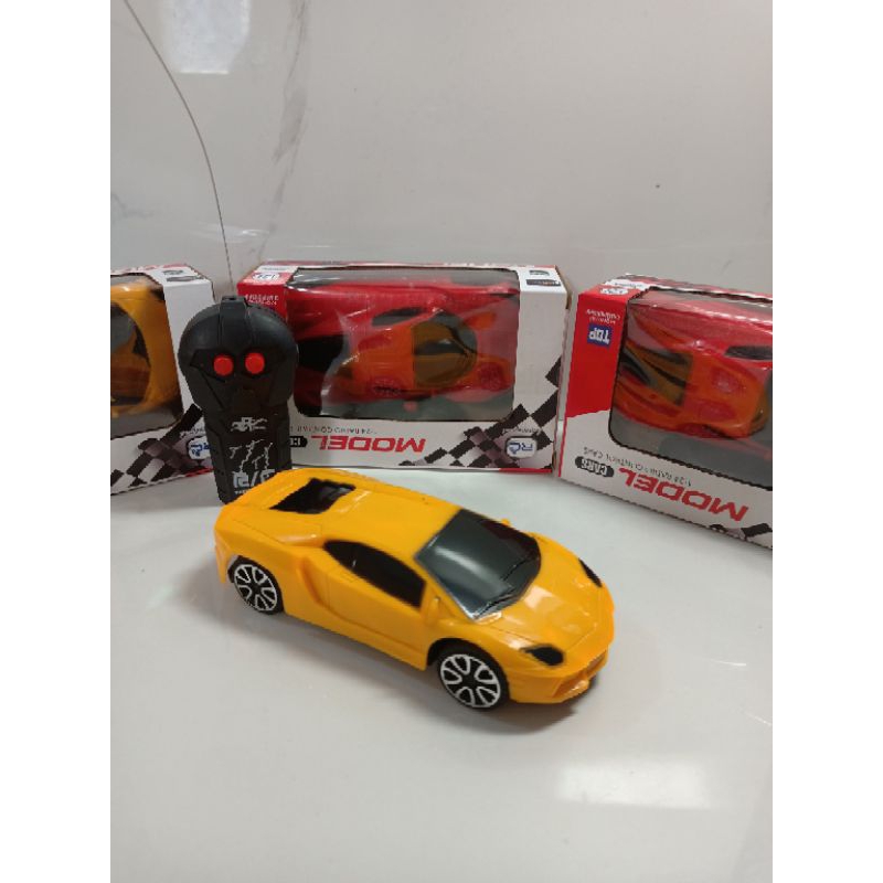 mainan remote control dengan lampu LED warna warni