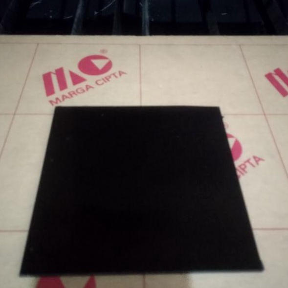 

Obral Laris AcrylicAkrilik 5mm hitam solid A421x3cm