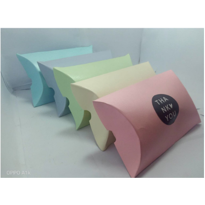 

(Isi 10 pcs ) PILLOW BOX / KOTAK KADO / KOTAK SOUVENIR / BAHAN JASMINE UKURAN 11 x 9,5 x 3,5 cm
