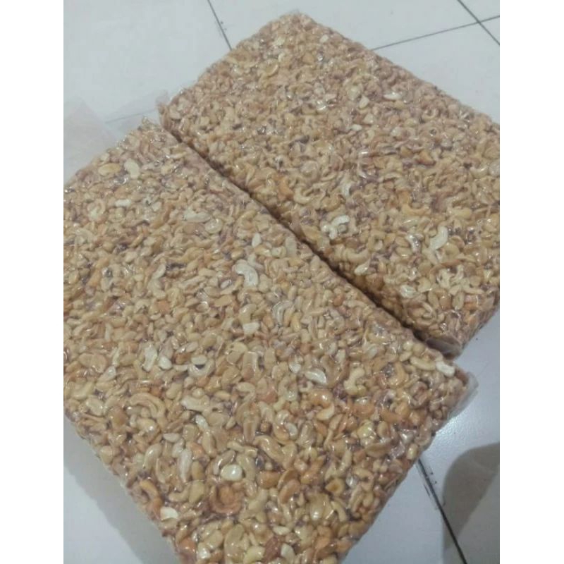 

kacang Mede / kacang mete pecahan matang tinggal makan renyah kemasan 1 kg asli Wonogiri tidak apek