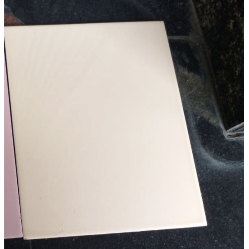 keramik dinding kamar mandi dapur rumah White Horse 20x25 PASTEL BEIGE cream polos glossy