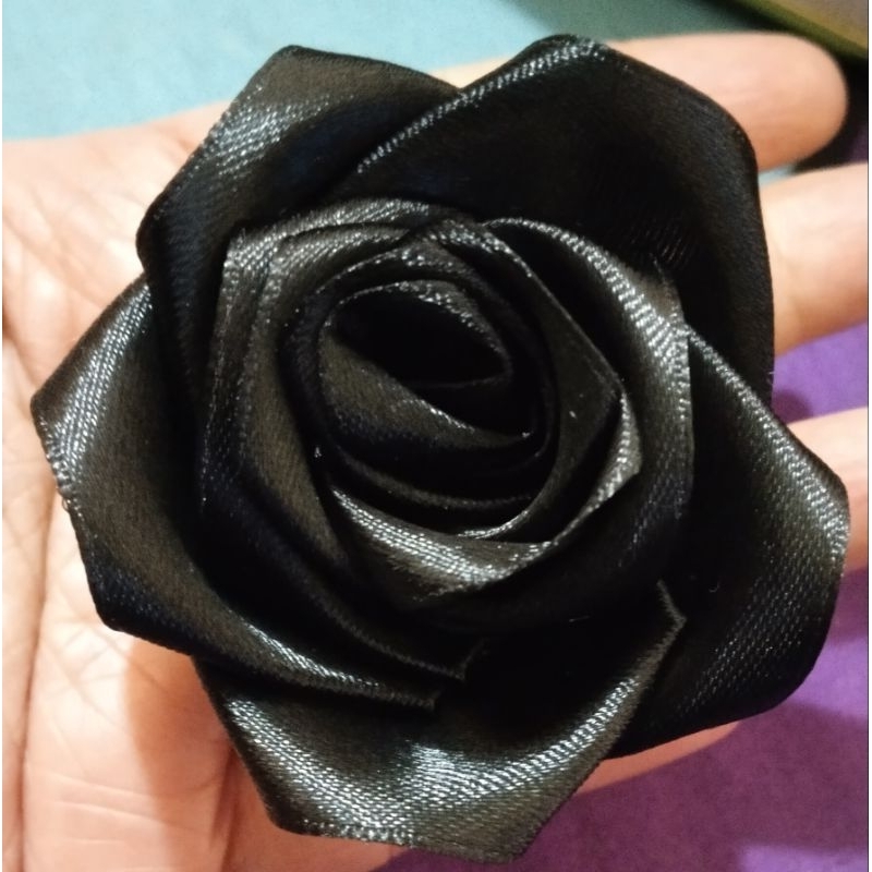 

mawar pita satin hitam lebar +-7 cm tinggi 4cm