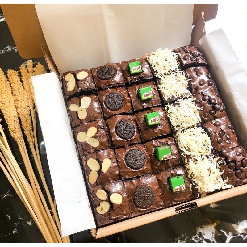 

Brownies Fudgy Dark Cokelat Skat 20x20 (isi 25 potong) Khusus Buat Penggila Cokelat Sejati