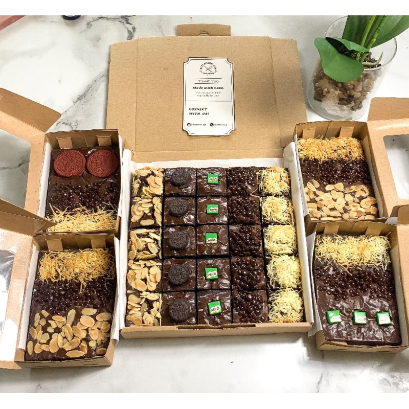 

FUDGY BROWNIES BY KITCHENIN.AJA UK 22X22 LARGE