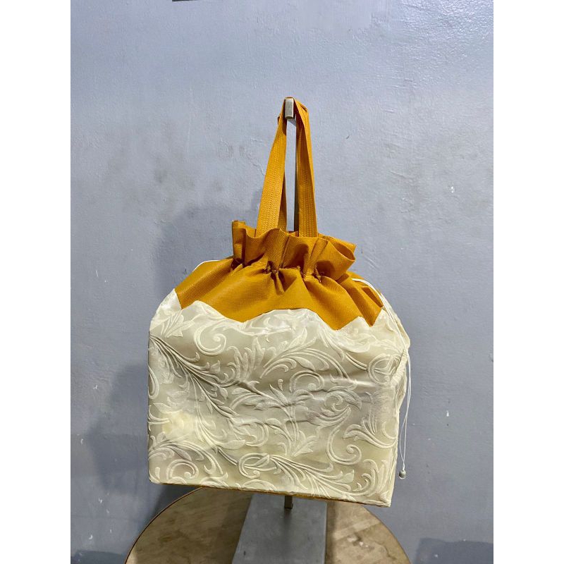 

(1 LUSIN = 12 PCS) Tas Hajatan Embos Serut 22x22 Cm / Tas Nasi Box / Tas Spunbond / Tas Belanja