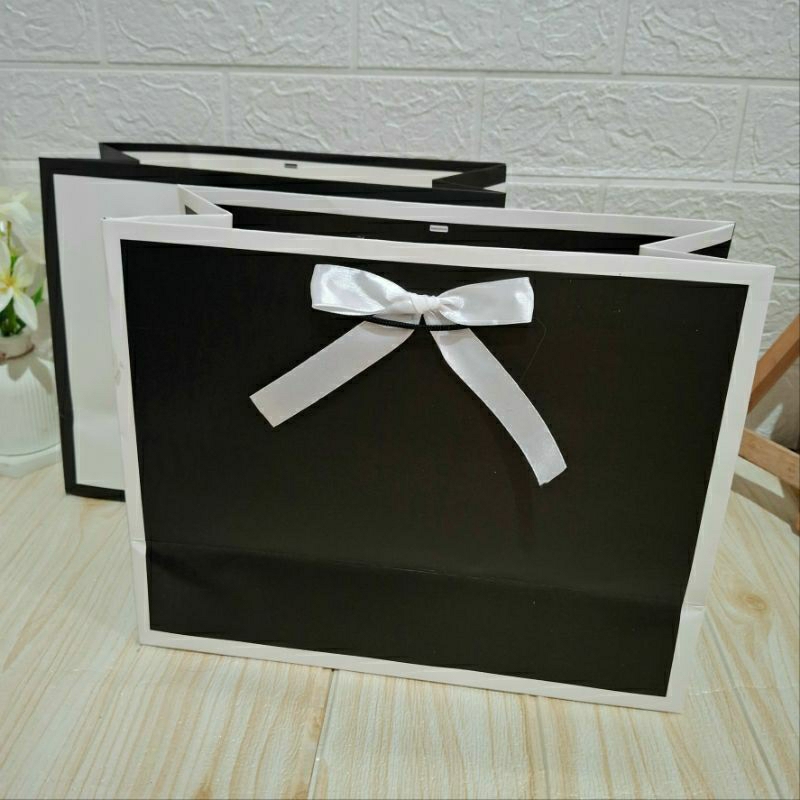 

Paperbag Hitam Putih List dengan Pita 32,5 x 14 x 25 cm / Tas Kertas Premium