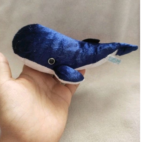 boneka paus biru keci
