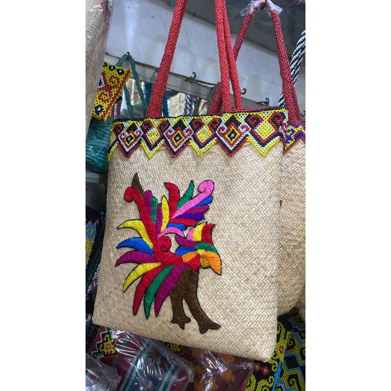tas rotan/dikombinasikan dengan manik dan sulam tumpar motif Kalimantan