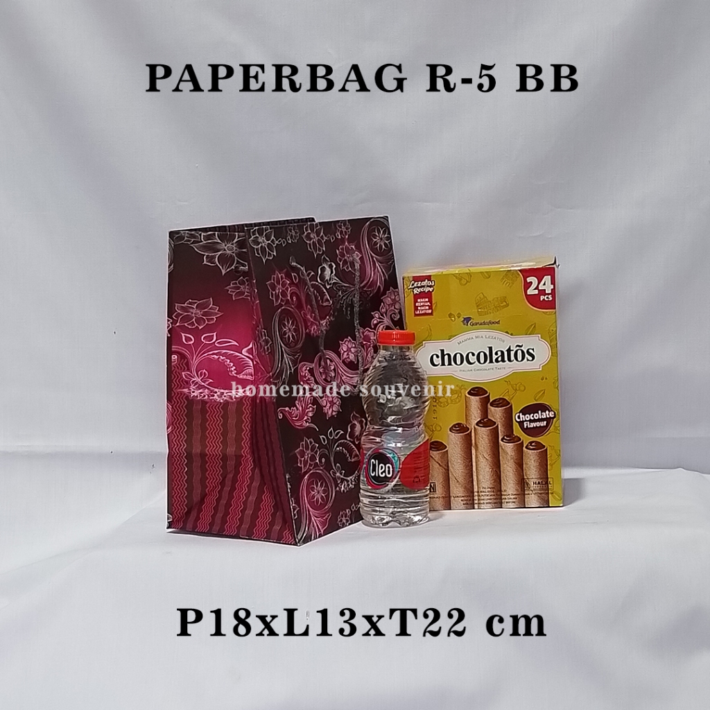 

Tas Souvenir Kertas Ukuran R5 BB Motif Premium 18x13x22 cm - 1 Pcs, Cocok untuk Hadiah & Tas Kado