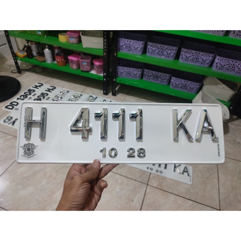 Mobil putih huruf timbul chrome