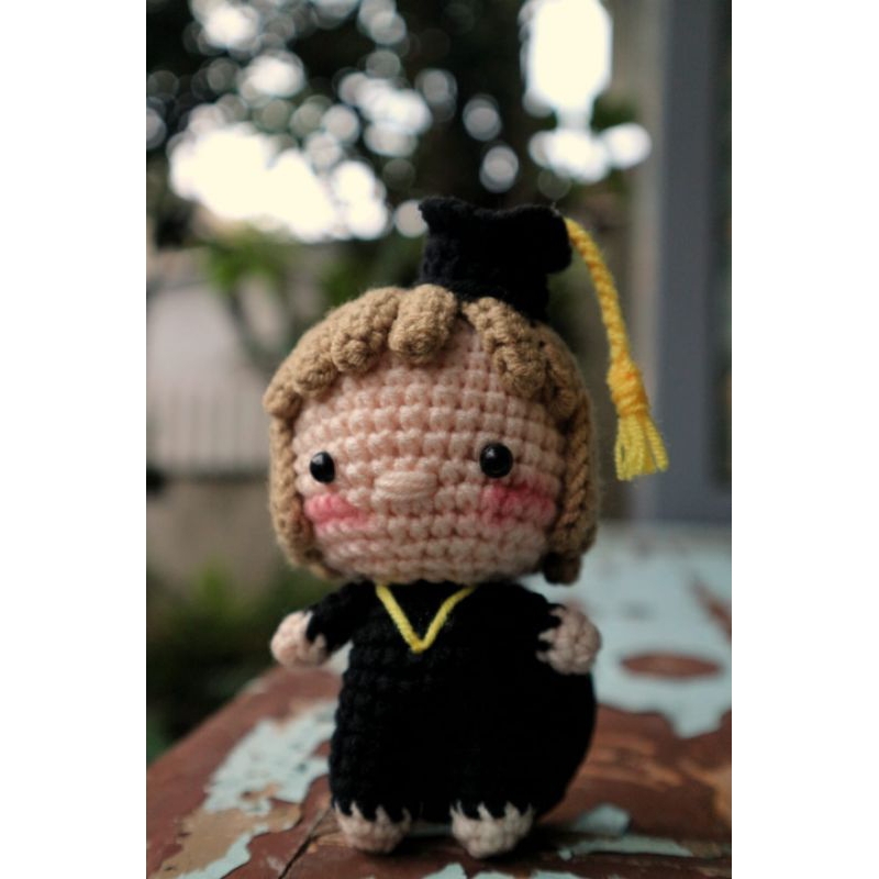 boneka wisuda rajut