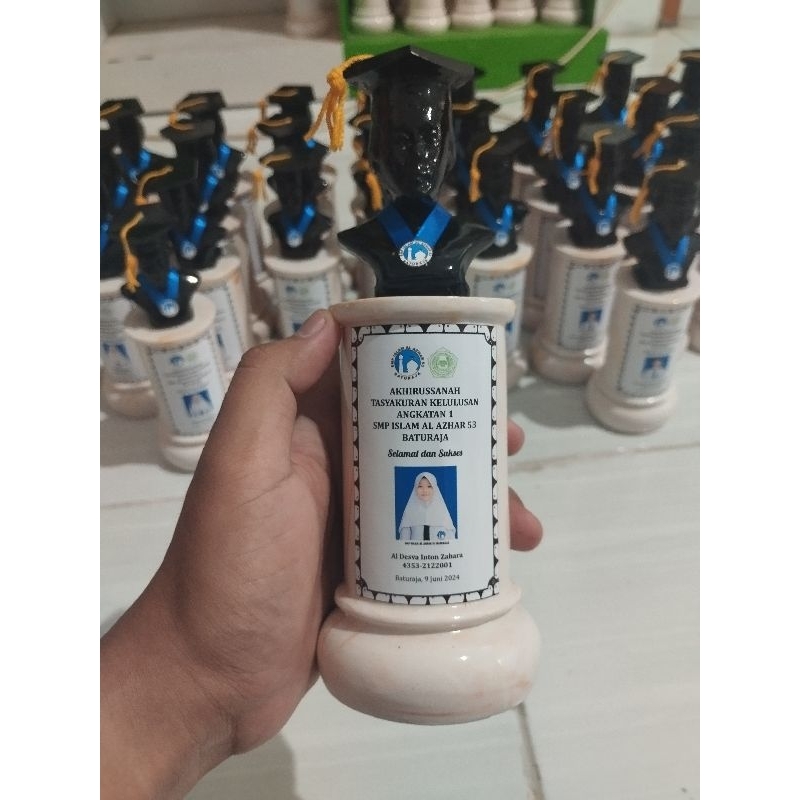 PATUNG WISUDA RESIN 1 HARI JADI FREE TABUNG MIKA