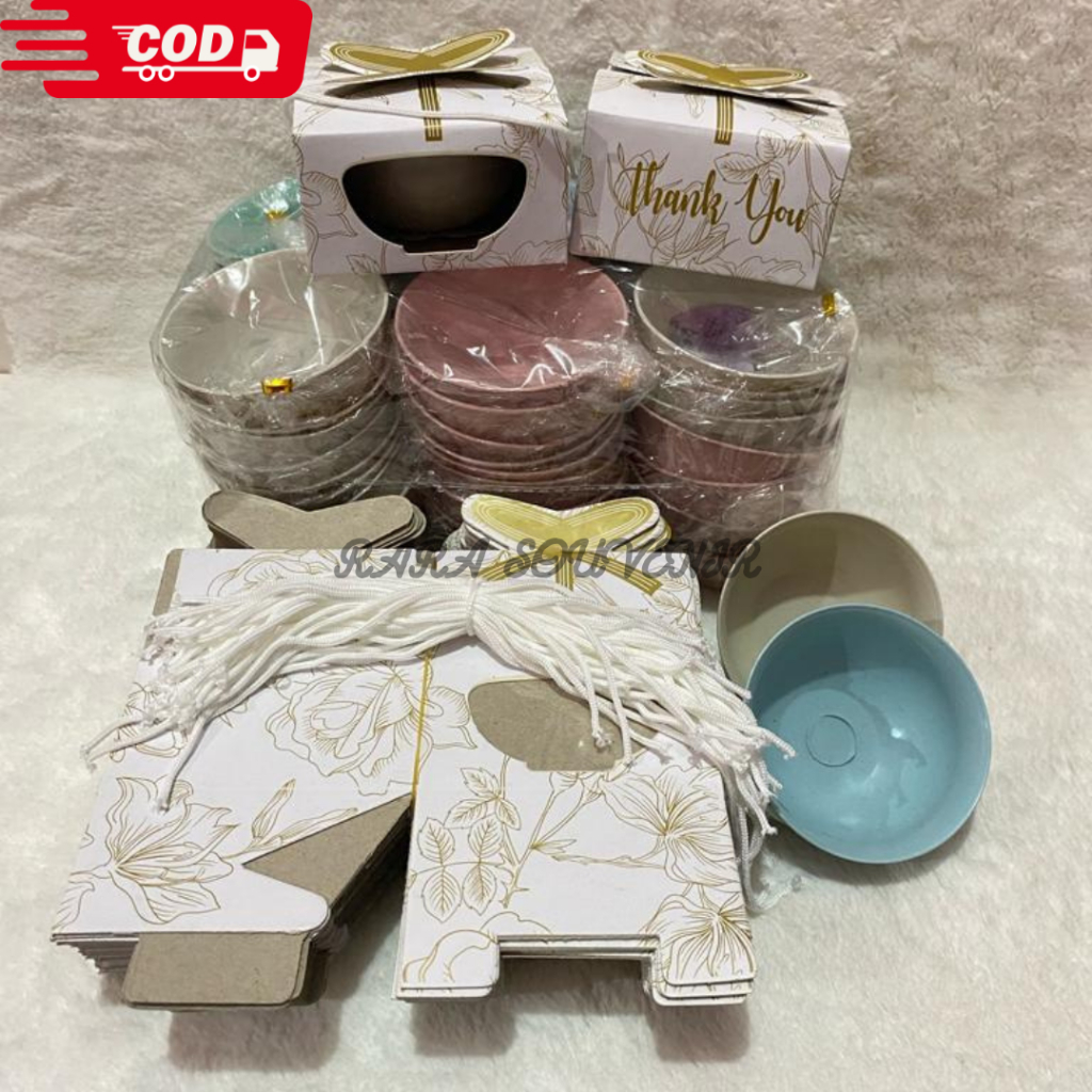 

souvenir box putih hanya box dan tali uuran ( isi 50 pcs )