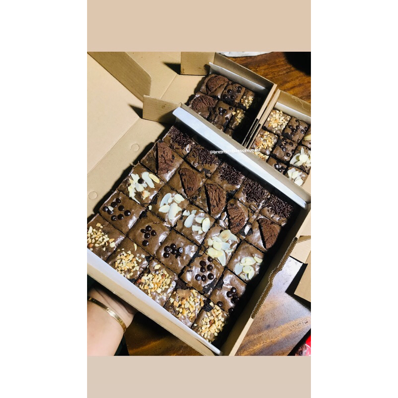 

Brownies Bites cileungsi - Brownies Bogor - Brownies Large 20x20 - Brownies fudgy dark - brownies ini - brownies jumbo | Brownies enak | brownies panggang