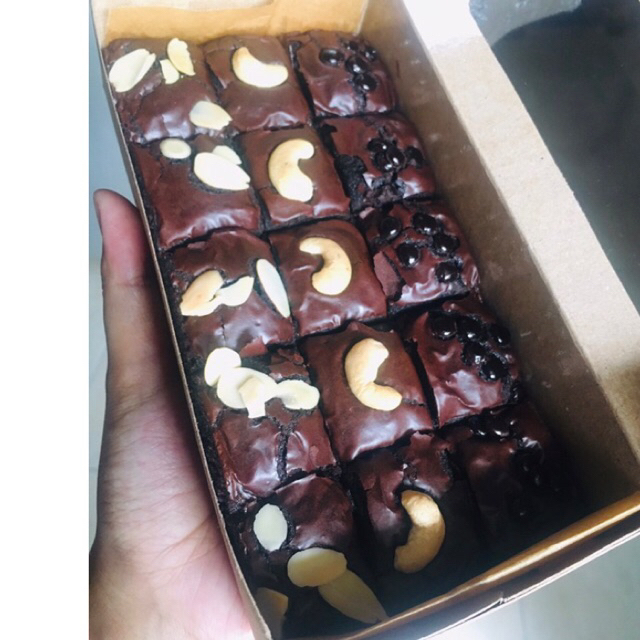 

Fudgy brownies by Zefa yummy | Brownies Panggang topping fresh baked | Buy 1 Get 1 Free