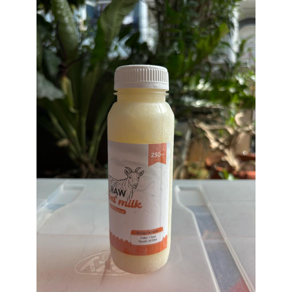 

RAW GOAT MILK 250 ml - 100% Ettawa Susu Kambing Murni Untuk Anjing & Kucing By Fido Gourmet