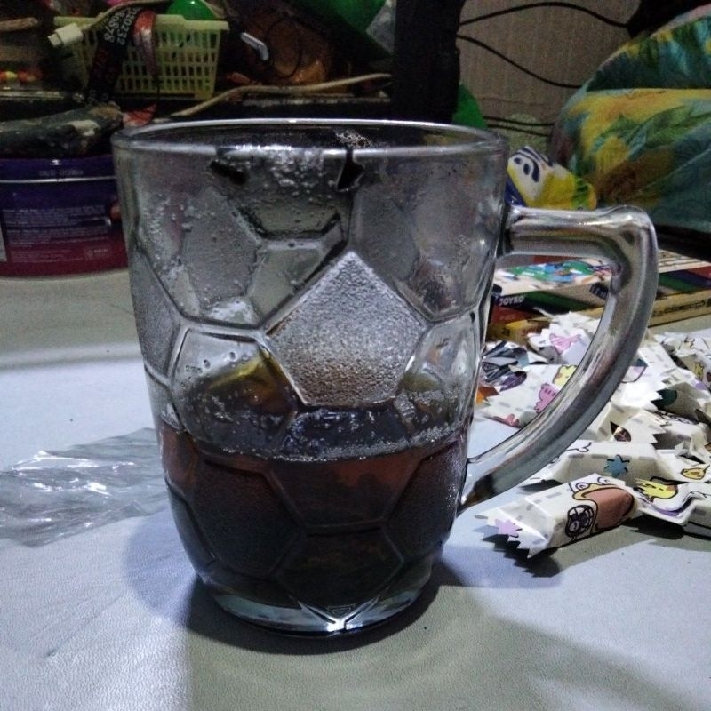 

Minuman teh bekas saya tinggal separuh.