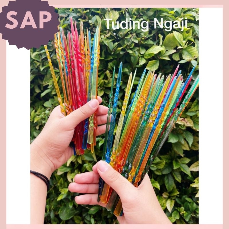 

TUDING NGAJI ALAT PERLENGKAPAN MENGAJI KALAM PENUNJUK MEMBACA IQRO DAN AL QURAN / Gantungan Lucu